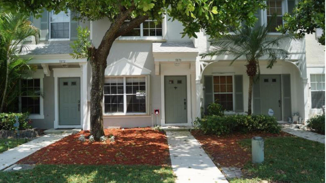 7870 Dixie Beach Cir in Tamarac, FL - Building Photo