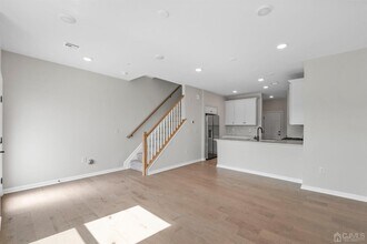 210 Lyla Ln in New Brunswick, NJ - Building Photo - Building Photo