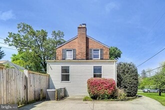 4600 Jones Bridge Rd in Bethesda, MD - Building Photo - Building Photo