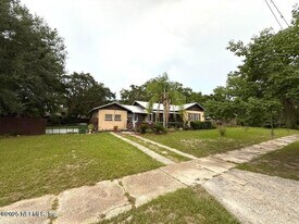 125 W Forest Park Dr in Palatka, FL - Building Photo