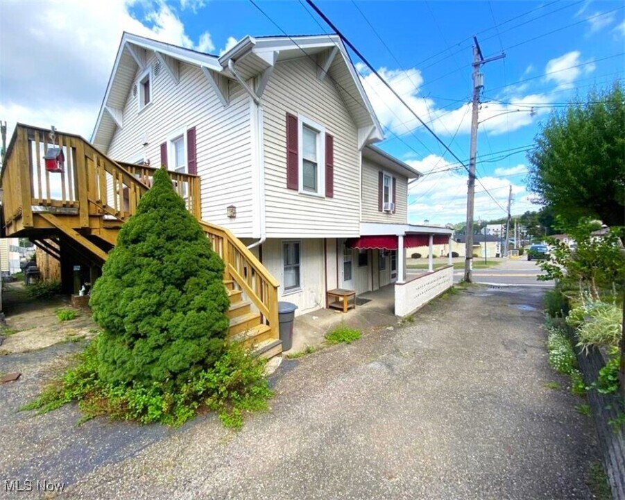 160 10th St in Wellsburg, WV - Building Photo