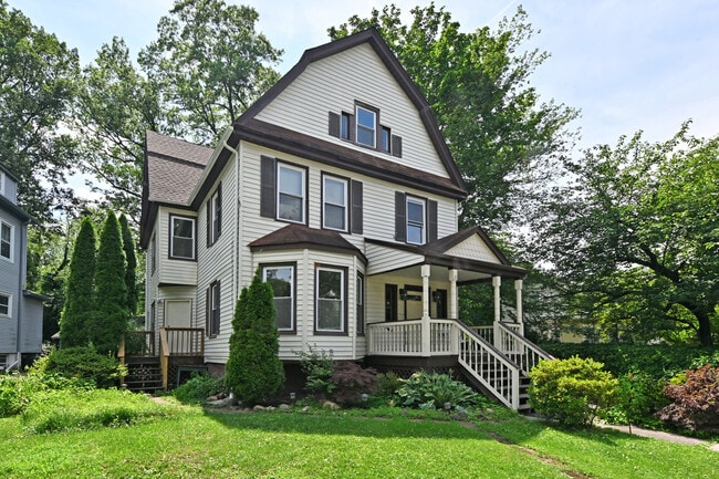 32 Brainard Pl, Unit 1