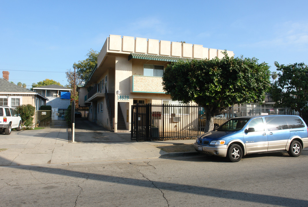 14629 Gilmore St in Van Nuys, CA - Building Photo