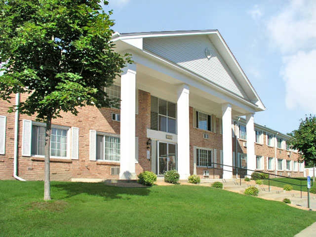 Concord Green in Bloomington, MN - Building Photo