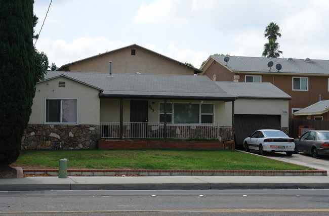 963 E Washington Ave in El Cajon, CA - Foto de edificio - Building Photo