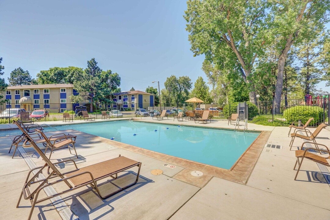 Creekside At Amherst Apartments in Denver, CO - Foto de edificio