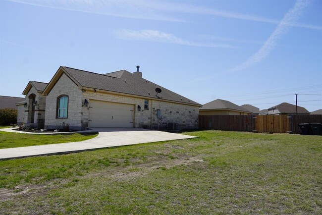 141 Oak Stone Dr in Jarrell, TX - Building Photo - Building Photo