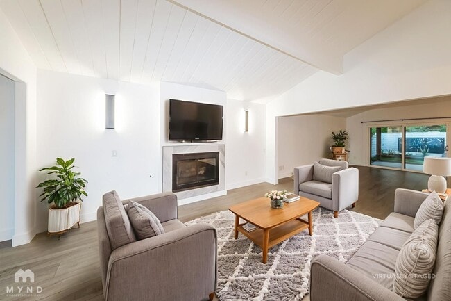 13942 Mango Dr in Del Mar, CA - Foto de edificio - Building Photo