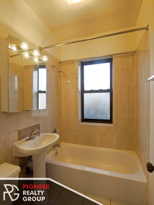 1948 W Wilson Ave, Unit #3T in Chicago, IL - Building Photo - Building Photo