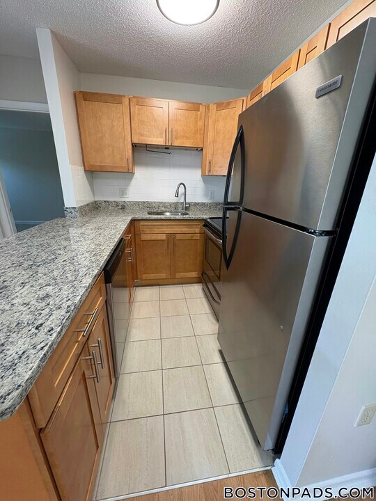 20 Westgate Dr in Woburn, MA - Building Photo