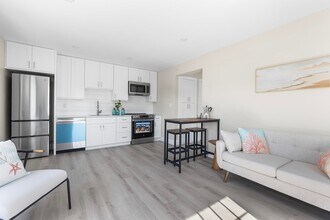 112 W Main St, Unit 2 in Barnstable, MA - Building Photo - Building Photo