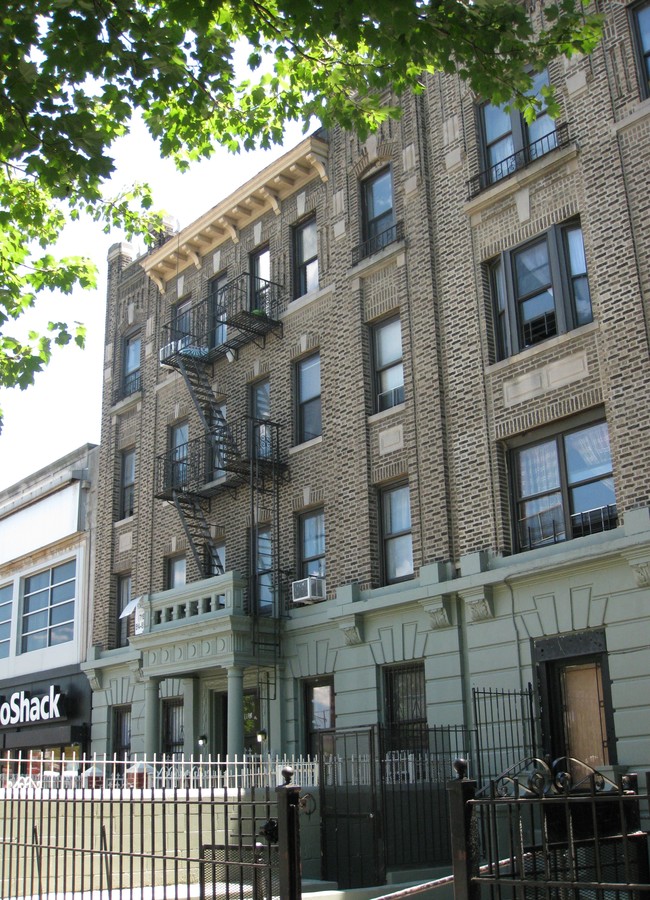 1102 Eastern Pkwy in Brooklyn, NY - Building Photo - Building Photo