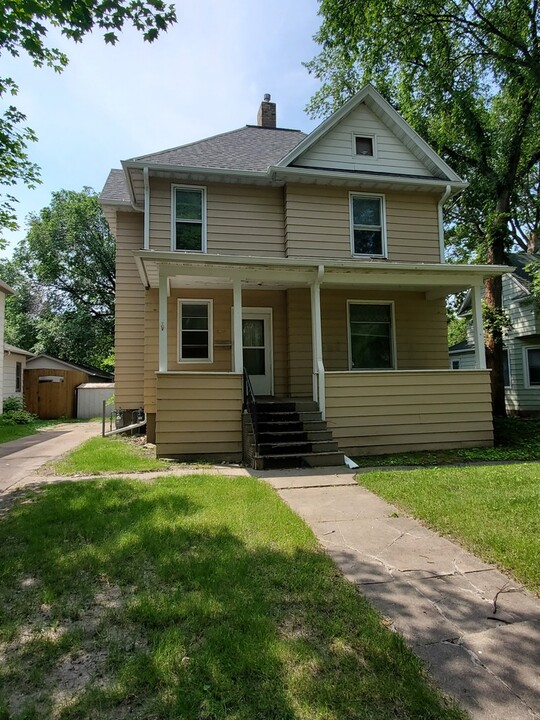 1509 University Ave in Grand Forks, ND - Building Photo