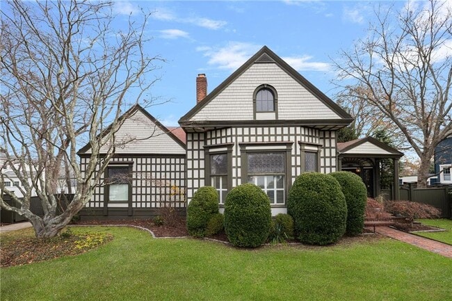 4 Hunter Ave in Newport, RI - Building Photo - Building Photo