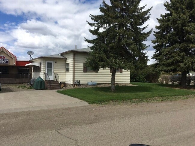 290 S 10th Ave in Forsyth, MT - Building Photo - Building Photo