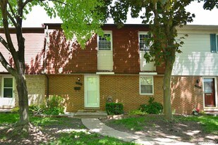 919 Kirts Blvd in Troy, MI - Building Photo