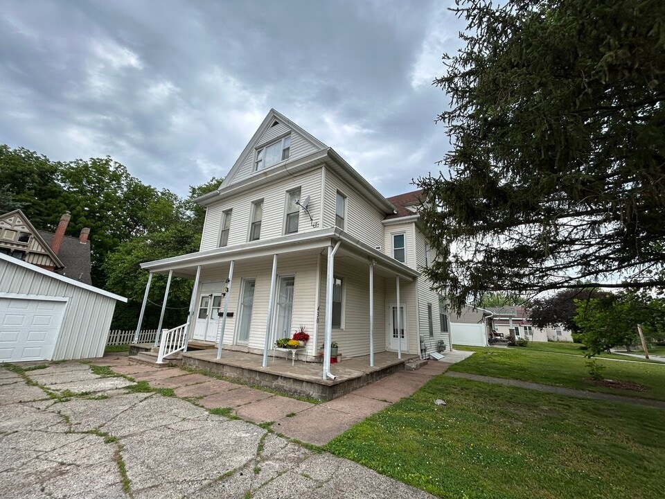 430 S 14th St in Quincy, IL - Foto de edificio
