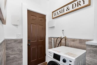 5917 Lexington Ave in Los Angeles, CA - Foto de edificio - Building Photo