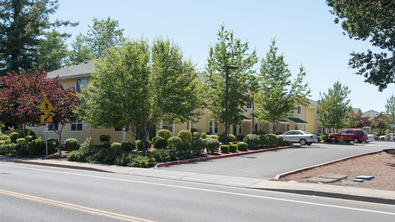 Colonia Amistad in Independence, OR - Building Photo