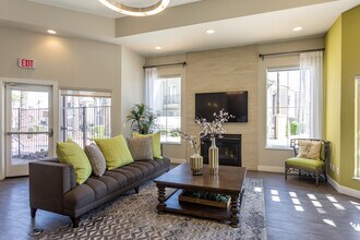 The Linq in Chandler, AZ - Foto de edificio - Interior Photo