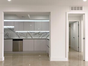 18071 Biscayne Blvd in Aventura, FL - Foto de edificio - Building Photo