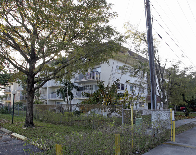 Dadeland Apartments in Miami, FL - Building Photo - Building Photo