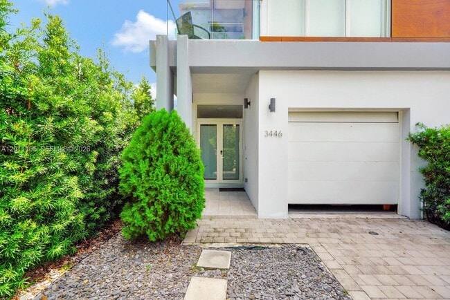 3446 SW 23rd St in Miami, FL - Foto de edificio - Building Photo