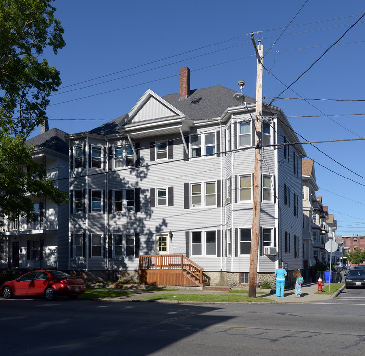 377 Ashley Blvd in New Bedford, MA - Foto de edificio