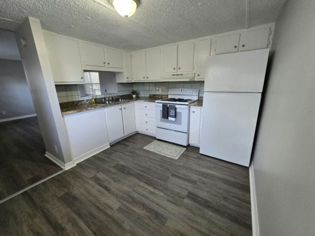 11211 East Bay Rd in Gibsonton, FL - Building Photo - Building Photo