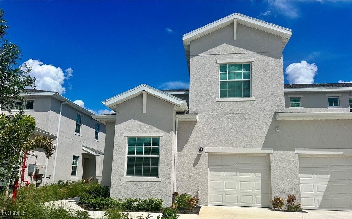 20610 Hazelnut Ct in Lehigh Acres, FL - Building Photo