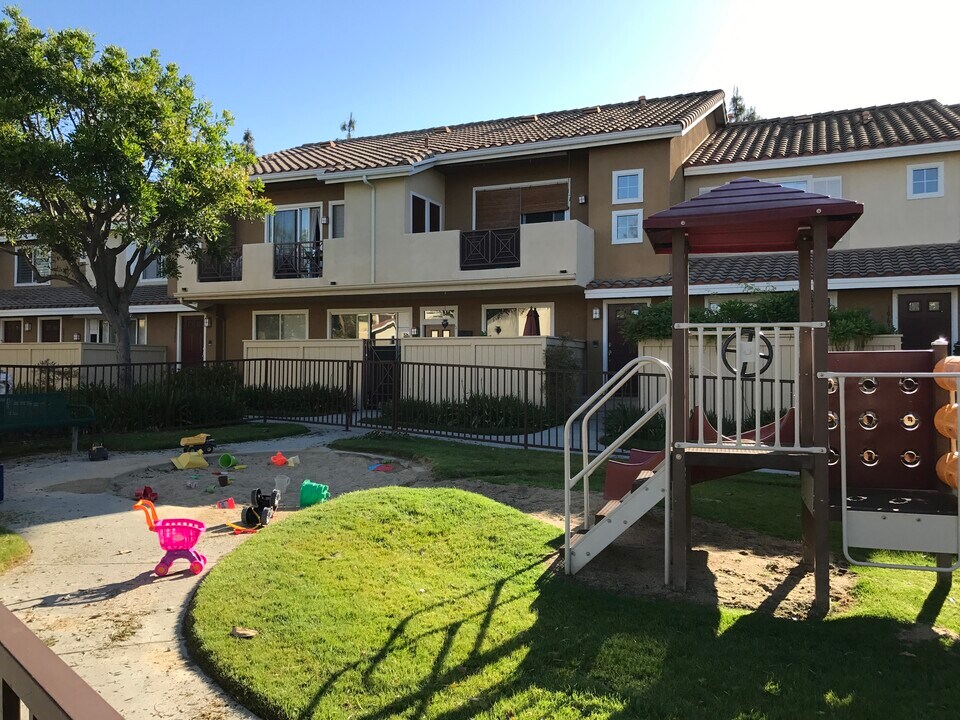 19605 Agria Way in Lake Forest, CA - Building Photo