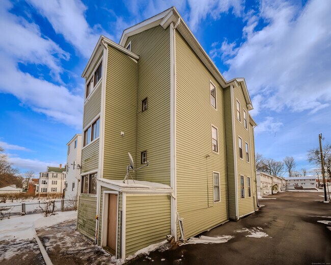 422 Allen St-Unit -2 in New Britain, CT - Building Photo - Building Photo