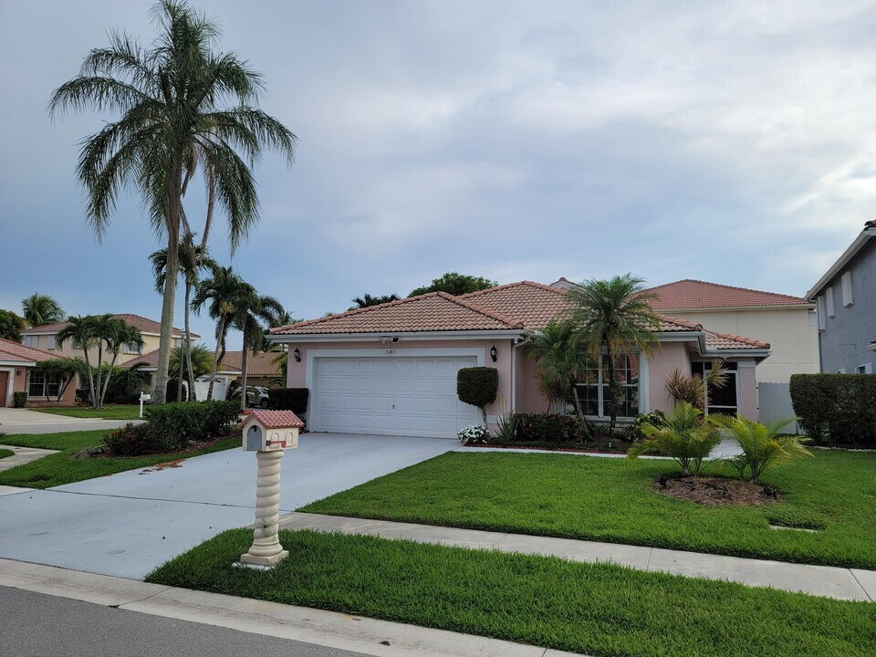 7189 Catalina Way in Greenacres, FL - Building Photo