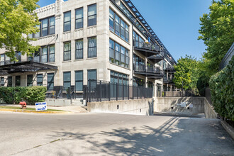 University Commons III in Chicago, IL - Building Photo - Building Photo