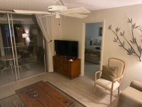 190 Turtle Lake Ct, Unit 204 in Naples, FL - Building Photo - Building Photo