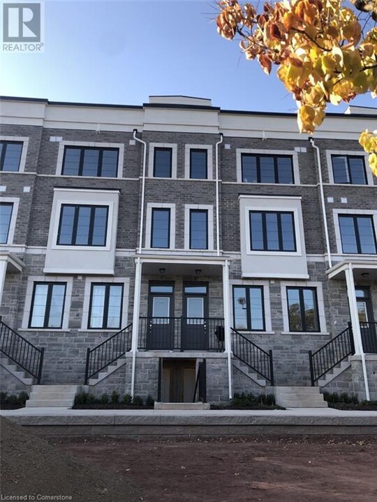 383 Dundas St E in Waterdown, ON - Building Photo