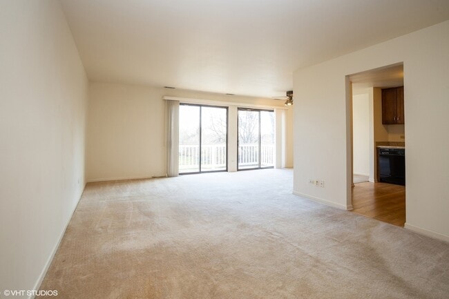 501 Cumberland Trail in Roselle, IL - Foto de edificio - Building Photo