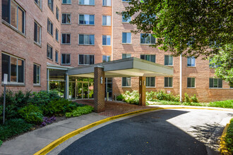 Cardinal House Condominiums in Arlington, VA - Building Photo - Building Photo