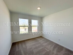 644 W Criner St in Grandview, TX - Building Photo - Building Photo