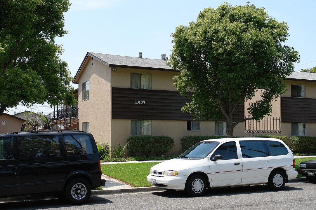 13107 Partridge St in Garden Grove, CA - Foto de edificio