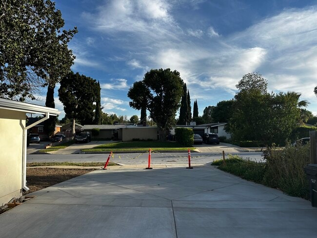 20315 Hamlin St in Winnetka, CA - Foto de edificio - Building Photo