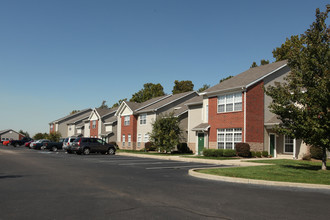 Lakeshore Apartments in Evansville, IN - Foto de edificio - Building Photo