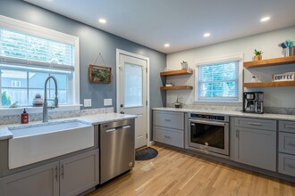 67 Mayflower Dr in Manchester, NH - Building Photo - Building Photo