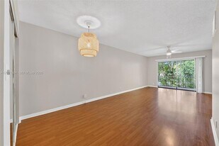 3119 Oakland Shores Dr, Unit C212 in Oakland Park, FL - Building Photo