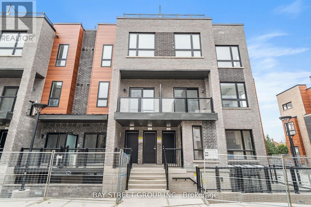 22 Lytham Grn Cir in Newmarket, ON - Building Photo