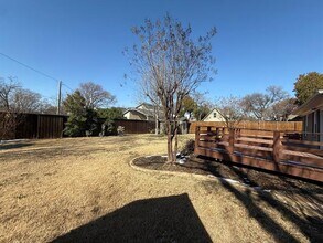 9933 Mixon Dr in Dallas, TX - Building Photo - Building Photo