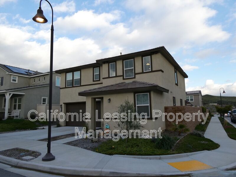 28450 Dream Weaver Ln in Santa Clarita, CA - Building Photo