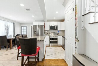 8 Earnshaw St in Boston, MA - Building Photo - Building Photo