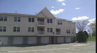 37 Parkside Ct in Wayne, NJ - Building Photo