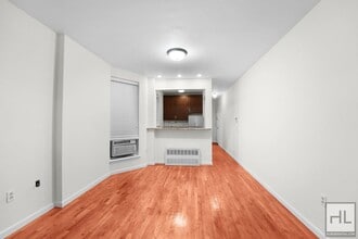 WEST 43 STREET, Unit 2C in New York, NY - Foto de edificio - Building Photo